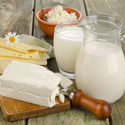 Encefalitida hrozí i ze syrového mléka. Jak se chránit?