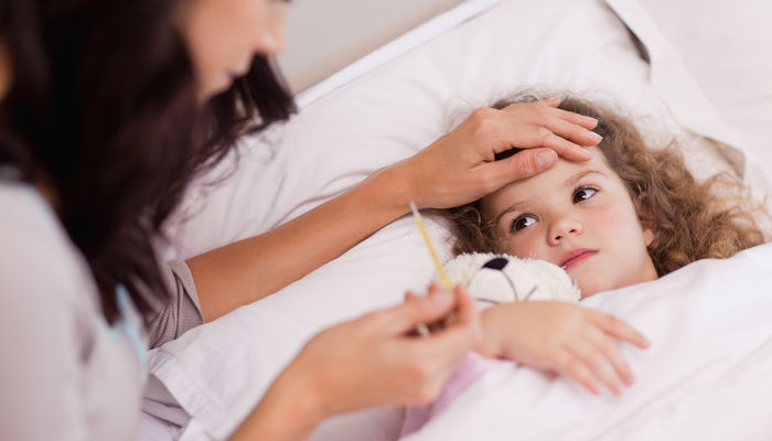 Teplotu i bolest po očkování zmírní léky, obklad a mámino pohlazení