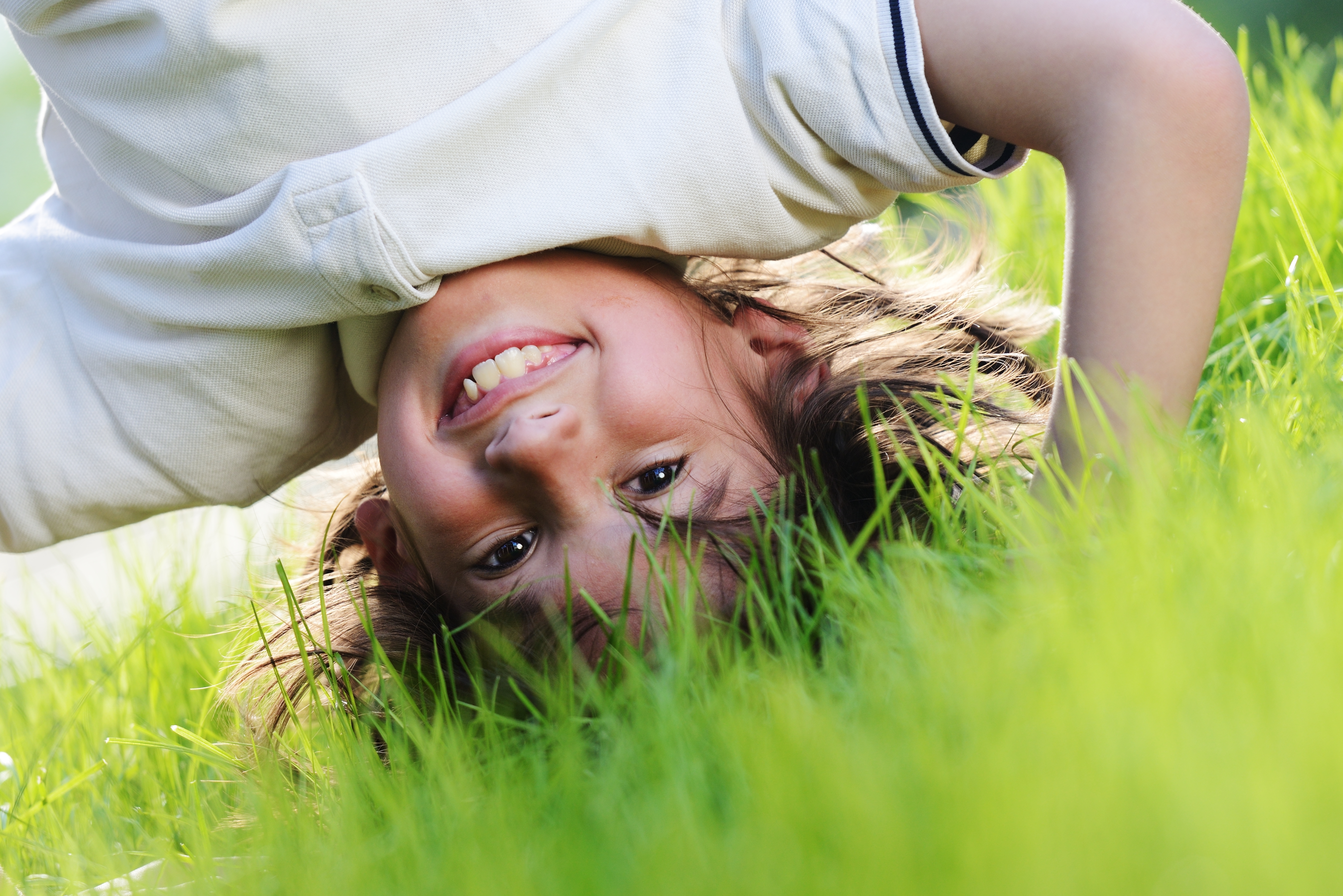 Свежего воздуха род. Радостный ребенок на траве. Счастливые дети на траве. Счастливый ребенок. Дети летом на траве.